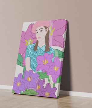 Jeune femme au béret rose avec illustration de fleurs violettes