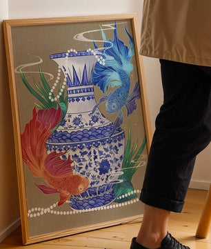 Jarrón de cerámica elegante con diseño de peces vibrantes y flores