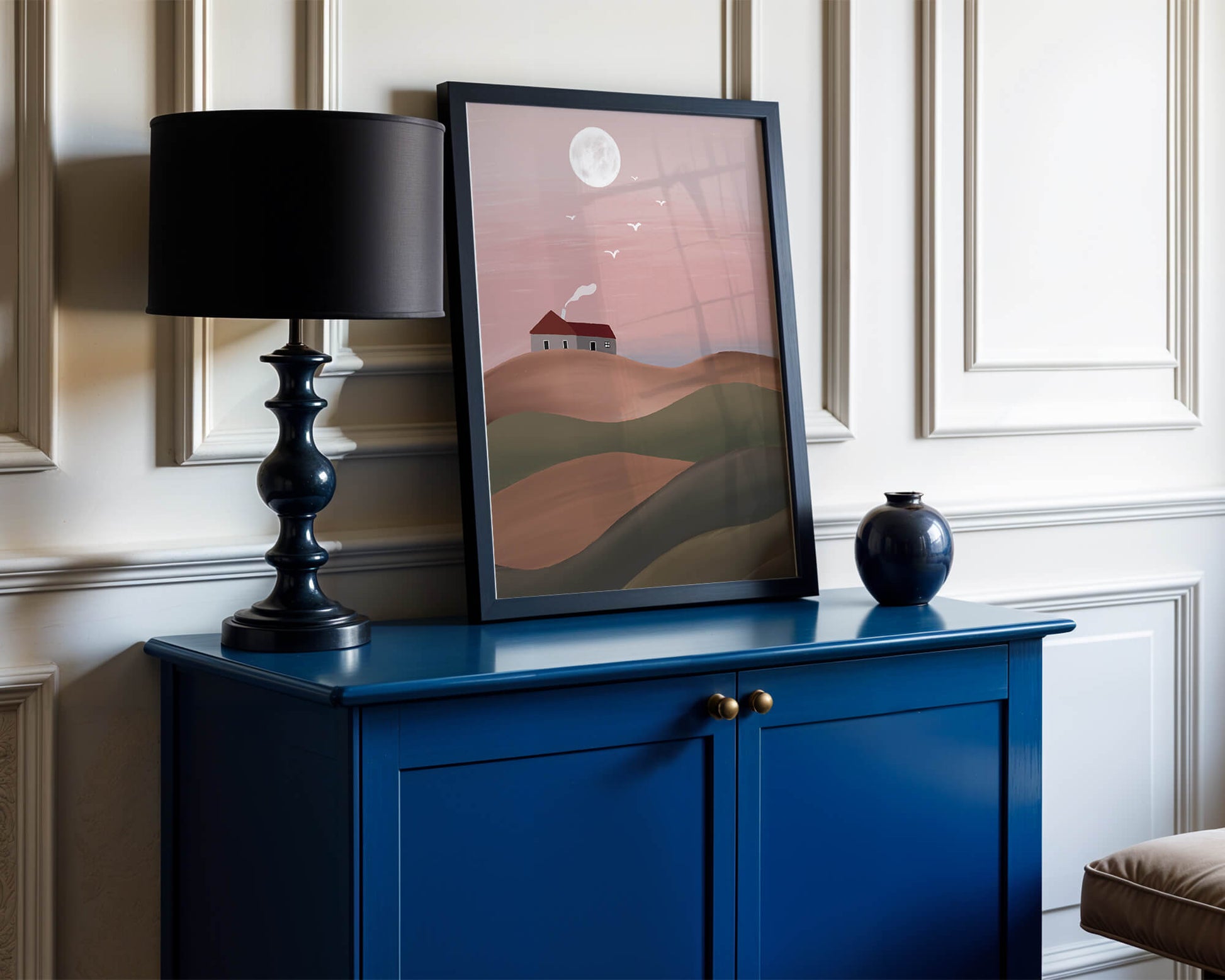 Casa en una colina rosa bajo la luna llena