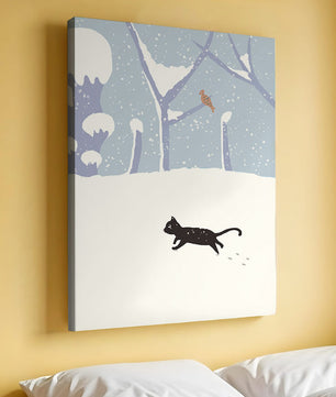 Paysage enneigé illustré avec un chat noir joueur et un oiseau dans un décor hivernal