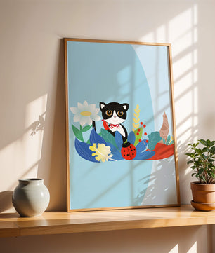 Ilustración de un gato con mariquita y flores sobre fondo azul claro
