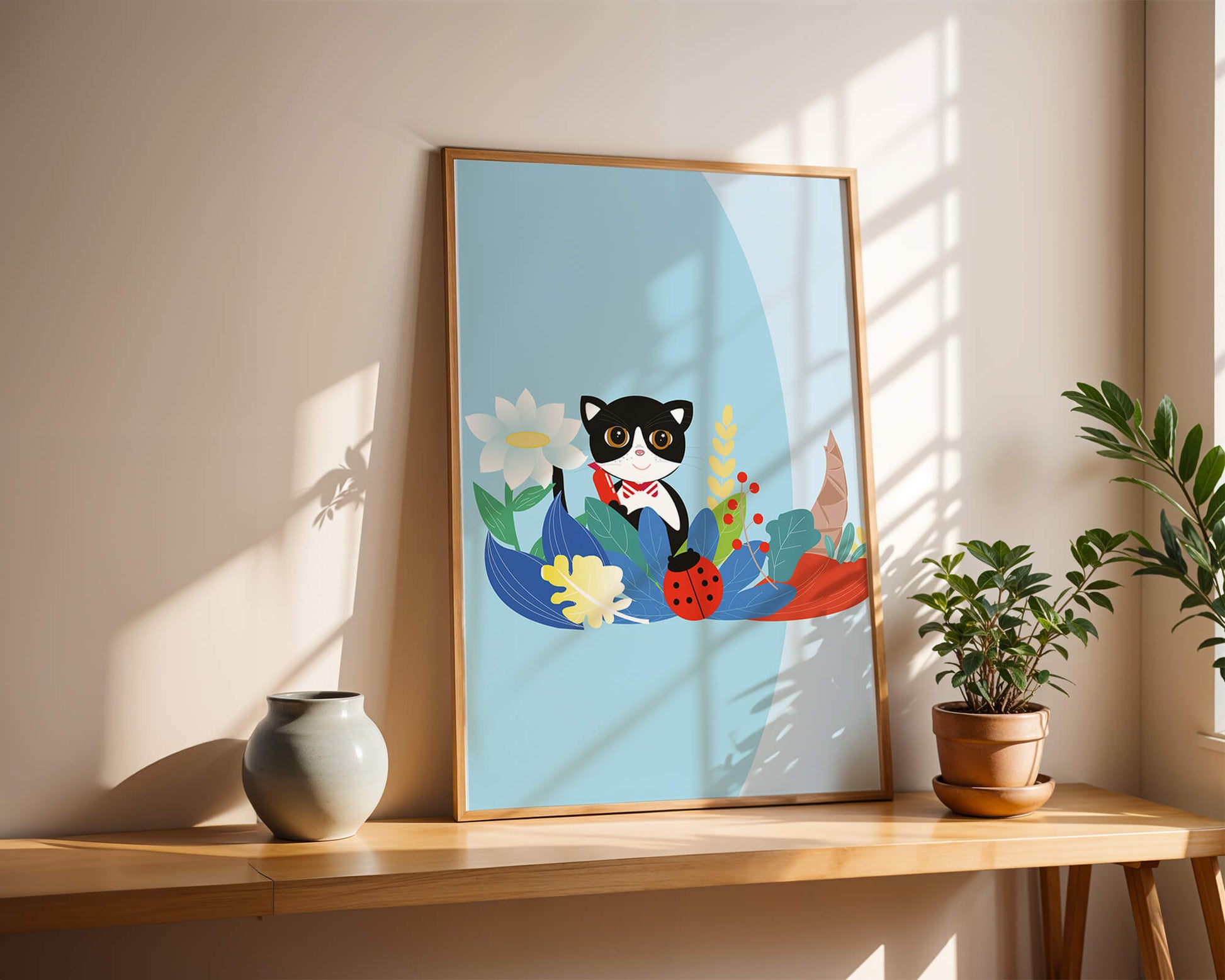 Ilustración de un gato con mariquita y flores sobre fondo azul claro