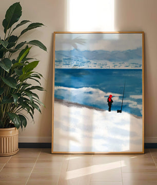Winterlandschaft mit Person in roter Jacke am Meer