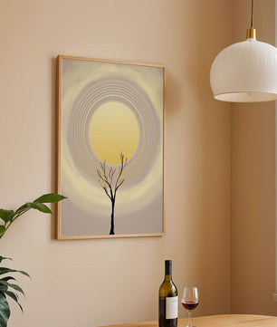 Silueta estilizada de un árbol con círculos concéntricos y un sol grande