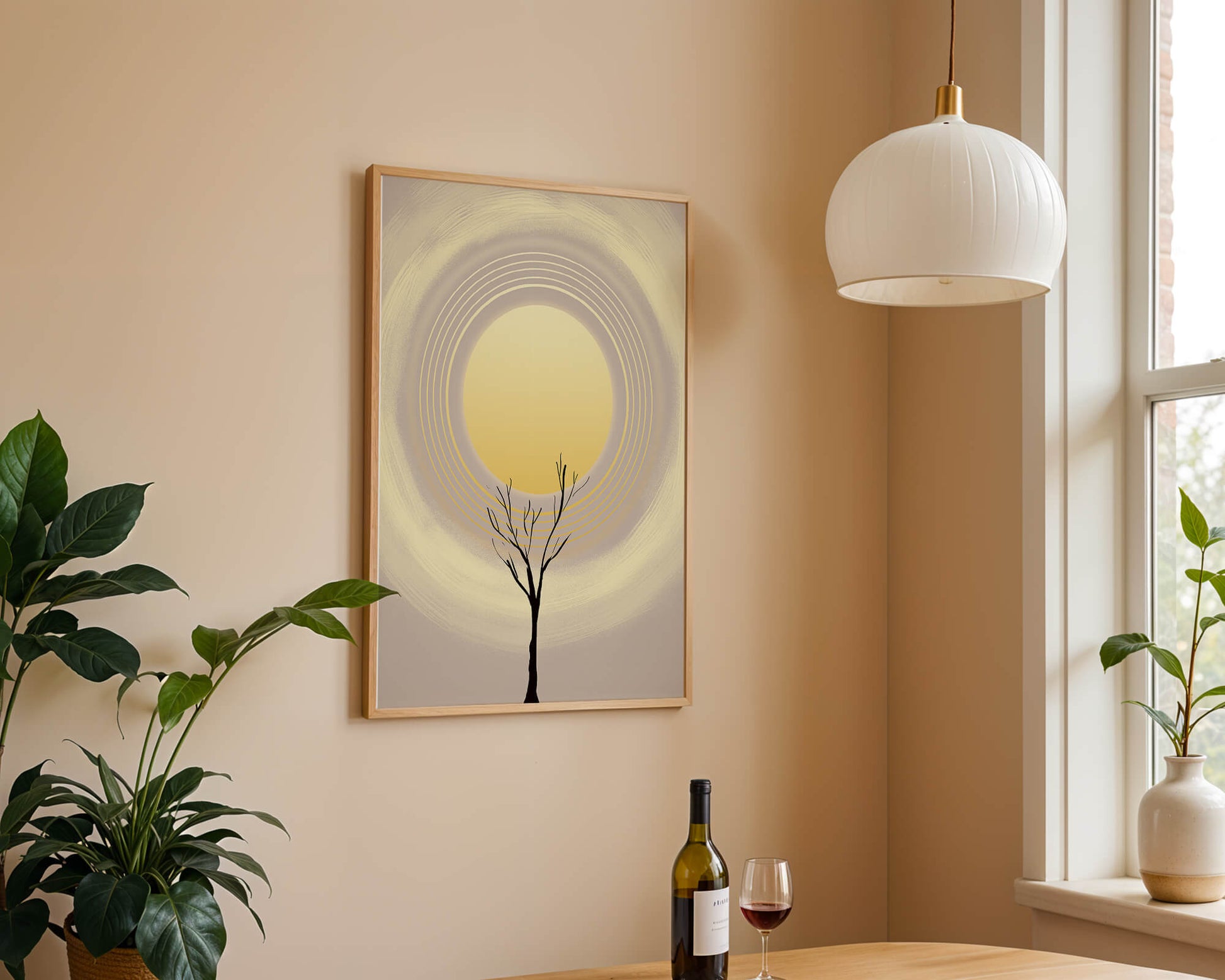 Silueta estilizada de un árbol con círculos concéntricos y un sol grande