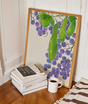 Ilustración de uvas y pepino con colores vibrantes y hojas