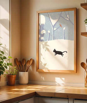 Paysage enneigé illustré avec un chat noir joueur et un oiseau dans un décor hivernal