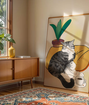 Entspannte Katze mit Kaffee und Pflanze auf gemütlichem Kissen