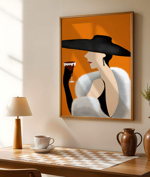 Femme élégante avec un chapeau noir et une fourrure blanche avec un verre de vin