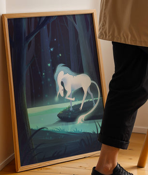 Escena nocturna encantadora con un unicornio junto a un arroyo del bosque