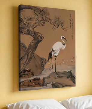 Pintura tradicional de tinta de una grulla y un pino en un paisaje sereno