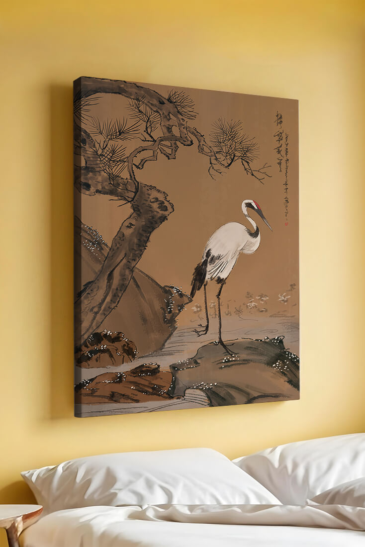 Pintura tradicional en tinta de una grulla y un pino en un paisaje sereno.