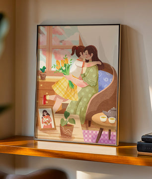 Escena acogedora en la sala de estar con madre e hija abrazándose cerca de la ventana