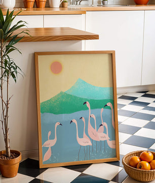 Friedliche Szene mit Flamingos in einer ruhigen Landschaft mit Bergen und Sonnenuntergang
