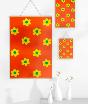 Buntes Blumenmuster mit gelben Blumen auf orangefarbenem Hintergrund