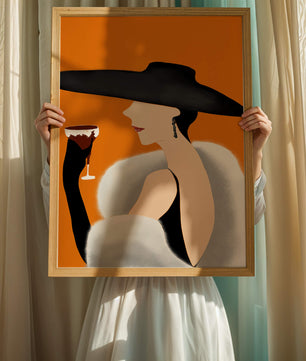 Femme élégante avec un chapeau noir et une fourrure blanche avec un verre de vin