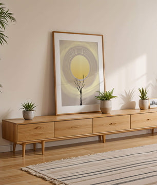 Silueta estilizada de un árbol con círculos concéntricos y un sol grande