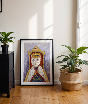 Portrait félin majestueux avec une couronne royale dorée