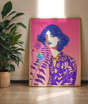 Retrato estilizado de una mujer con cabello azul y patrón botánico