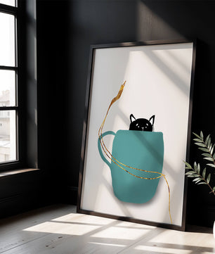 Katze in blaugrüner Tasse mit goldenen Elementen