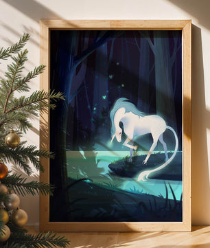 Escena nocturna encantadora con un unicornio junto a un arroyo del bosque