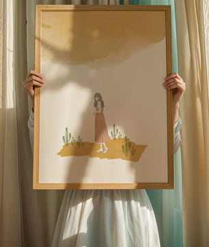Fille en robe rose debout parmi des cactus sous un ciel aquarelle