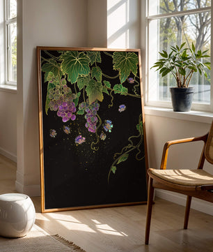 Uvas elegantes y mariposas sobre un fondo oscuro