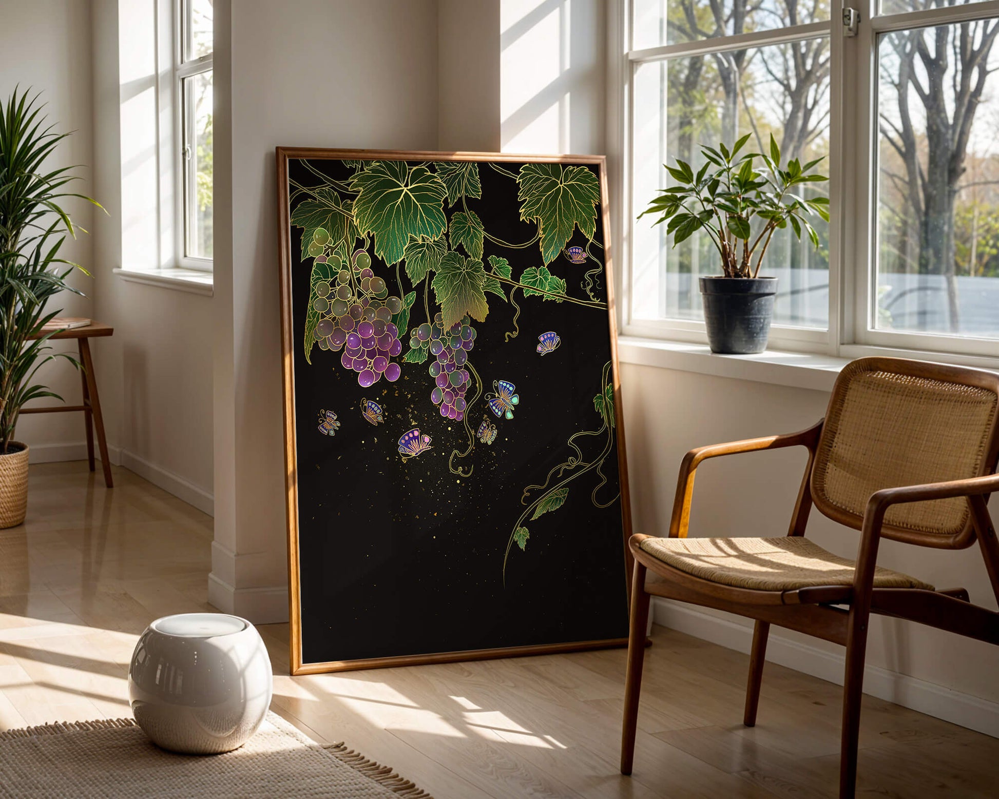 Uvas elegantes y mariposas sobre un fondo oscuro