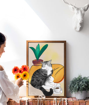 Entspannte Katze mit Kaffee und Pflanze auf gemütlichem Kissen