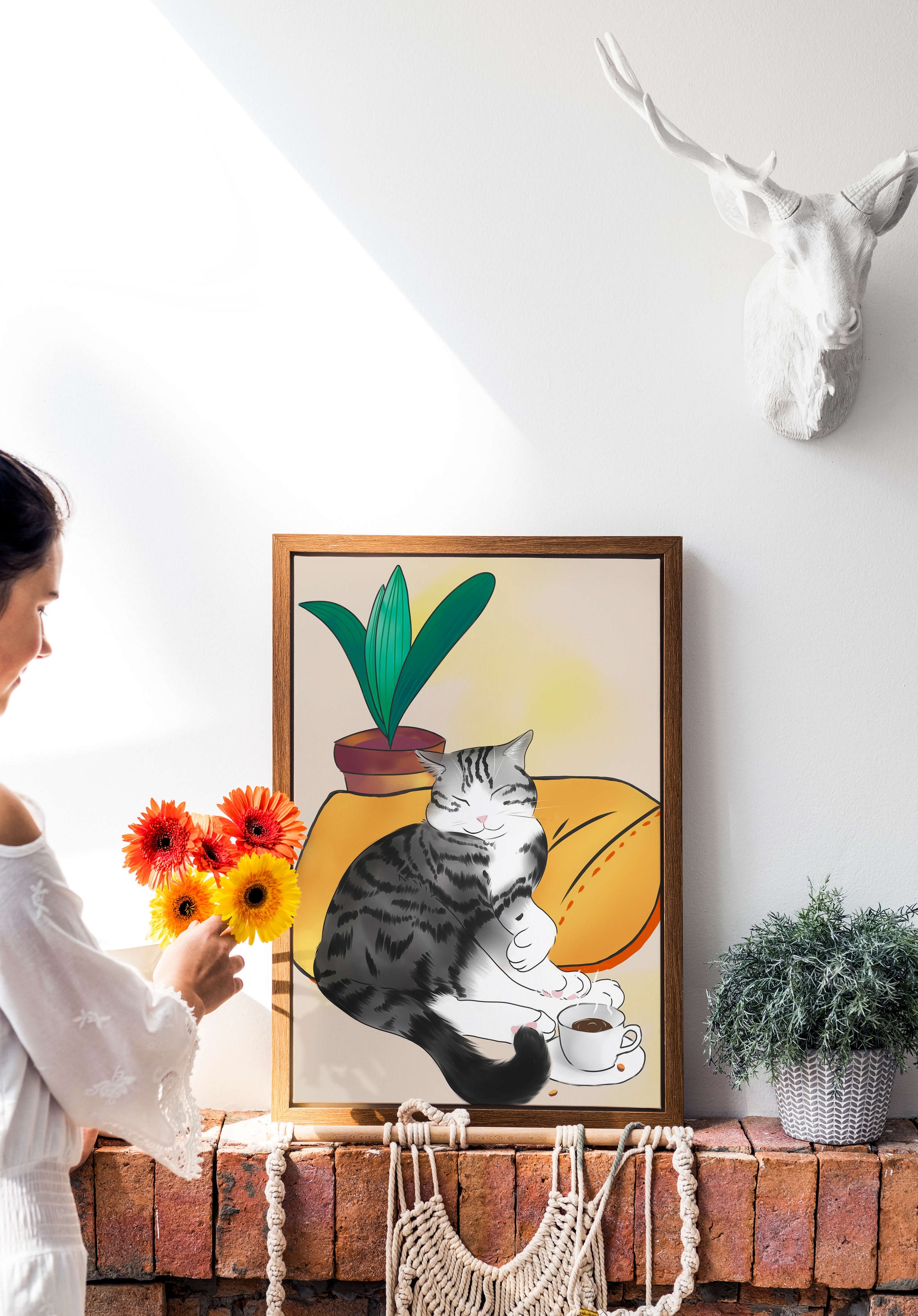Entspannte Katze mit Kaffee und Pflanze auf gemütlichem Kissen