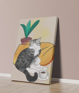 Entspannte Katze mit Kaffee und Pflanze auf gemütlichem Kissen