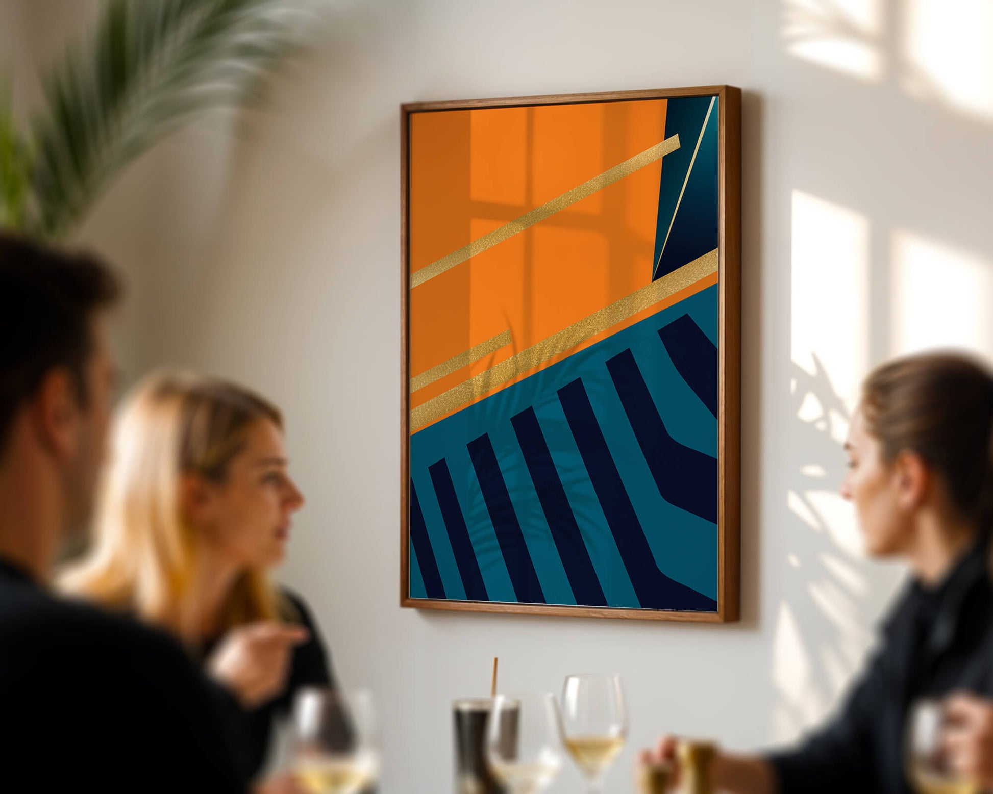 Moderne geometrische Abstraktion mit goldenen Elementen und kräftigen Farben 