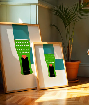 Jarrón verde con patrón de corazón y diseño minimalista