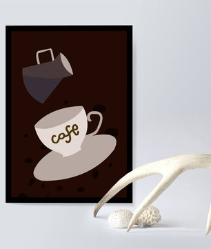 Taza de café minimalista con jarra vertiendo sobre fondo oscuro