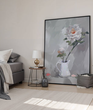 Elegantes peonías blancas en una jarra de cerámica con fondo pastel suave