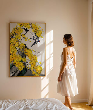 Representación artística de golondrinas entre flores amarillas vibrantes