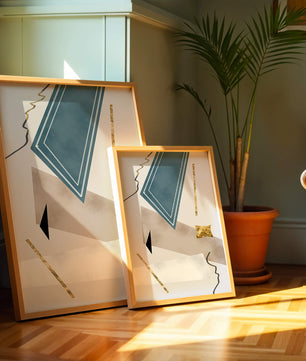 Abstraktes geometrisches Kunstwerk mit goldenen Akzenten und dynamischen Formen
