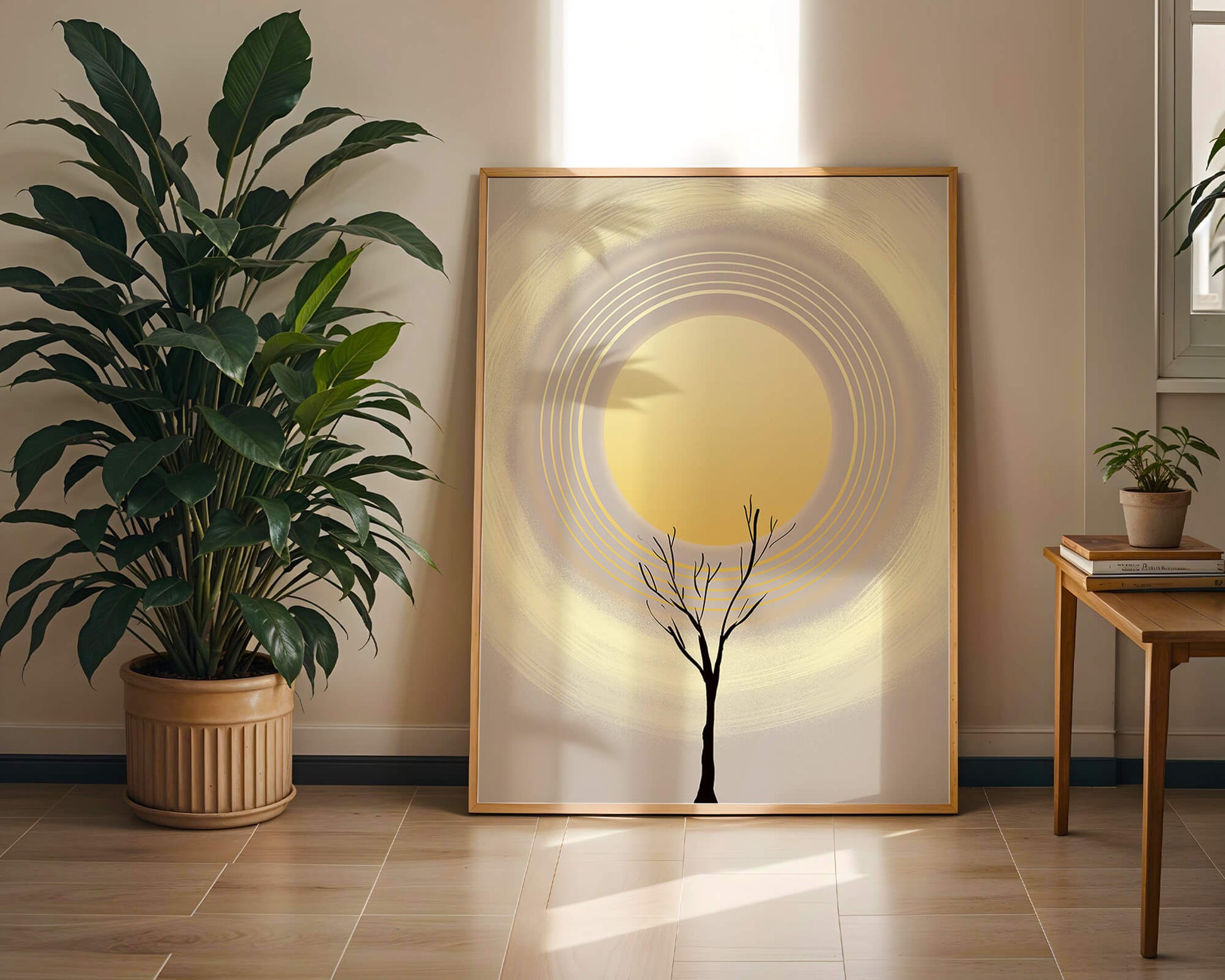 Silueta estilizada de un árbol con círculos concéntricos y un sol grande