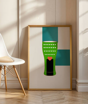 Jarrón verde con patrón de corazón y diseño minimalista