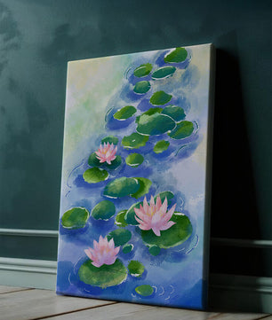 Escena acuática serena con flores de loto rosadas y hojas de nenúfar sobre una superficie de agua tranquila