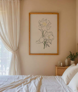 Elegante Pfingstrosen-Linienkunst mit goldenen Akzenten