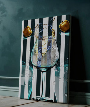 Elegante copa de champán con manzanas doradas y fondo a rayas