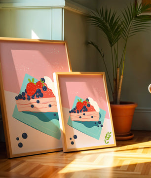 Bunte Dessertillustration mit Erdbeeren und Blaubeeren auf pastellfarbenem Hintergrund
