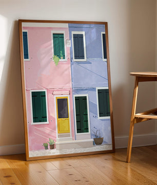 Casas pastel encantadoras con puertas y ventanas coloridas