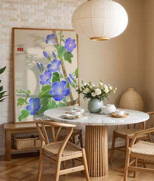 Obra floral delicada con glorias matutinas azules vibrantes