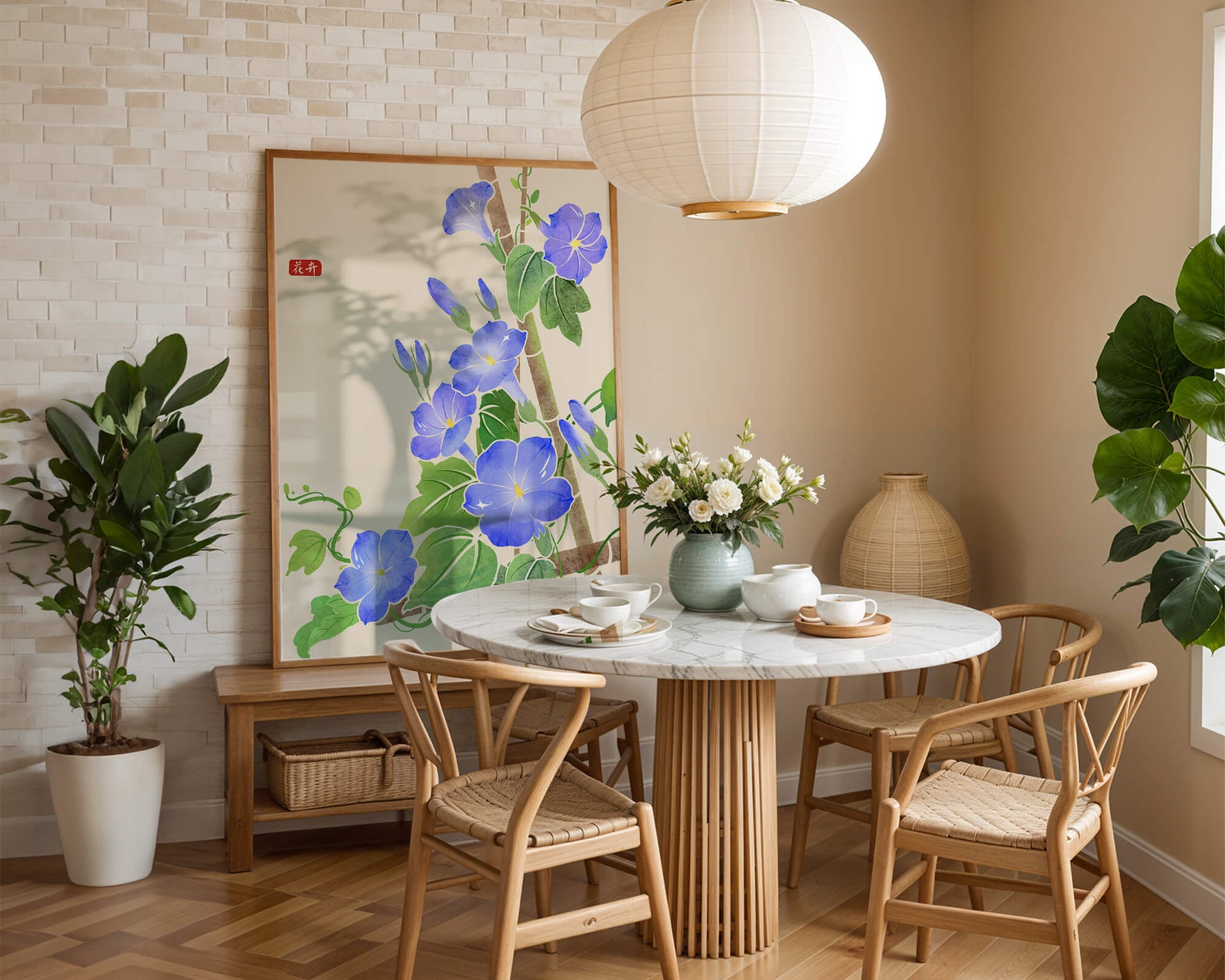 Obra floral delicada con glorias matutinas azules vibrantes