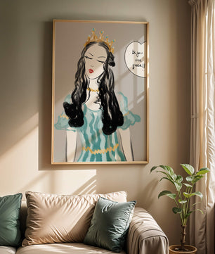 Femme élégante en robe turquoise avec une couronne dorée