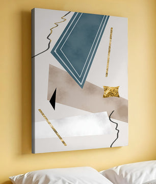 Abstraktes geometrisches Kunstwerk mit goldenen Akzenten und dynamischen Formen