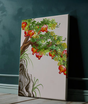 Ruhige Landschaft mit Granatapfelbaum und Felsvorsprung