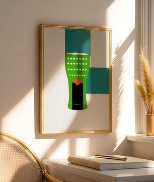 Jarrón verde con patrón de corazón y diseño minimalista